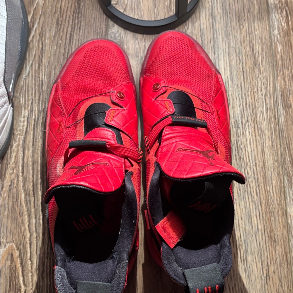 Air Jordan 33 “University Red”